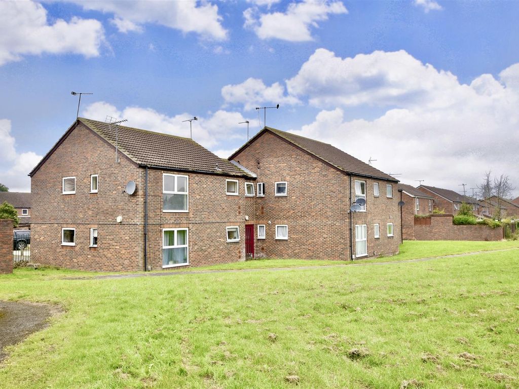 2 bed flat for sale in Harvester Court, Leighton Buzzard LU7, £149,000