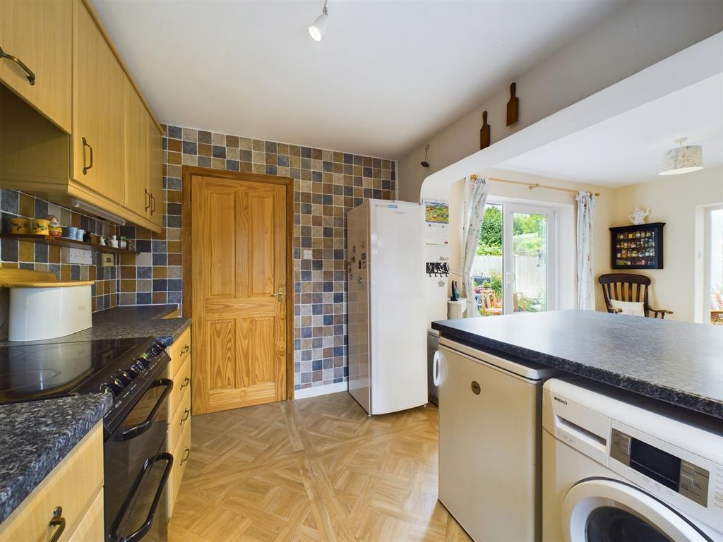 4 bed detached house for sale in Ffordd Llywelyn, Wrexham LL12, £300,000