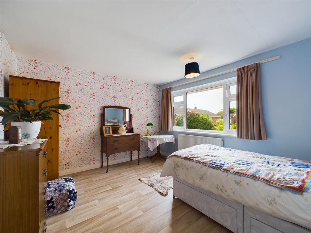 4 bed detached house for sale in Ffordd Llywelyn, Wrexham LL12, £300,000