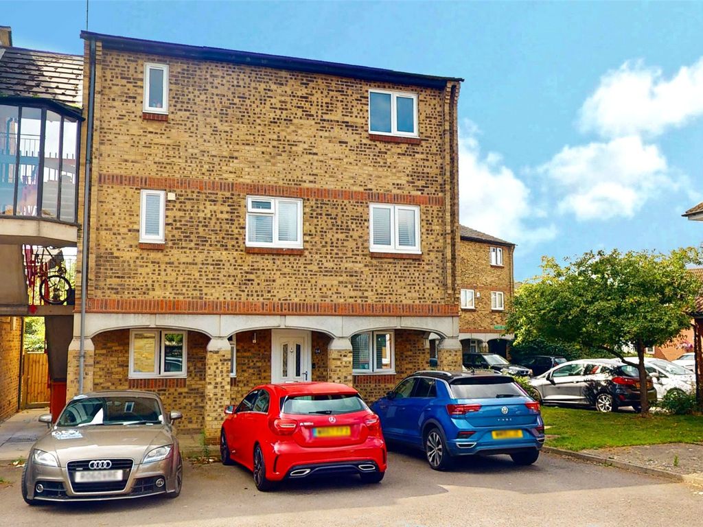 1 bed flat for sale in Fairfax Avenue, Basildon, Essex SS13, £165,000