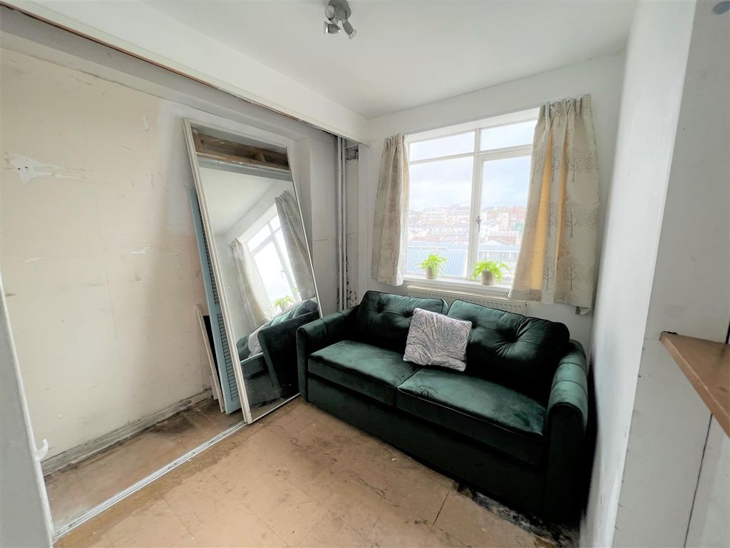 1 bed flat for sale in Embassy Court, Kings Road, Brighton BN1, £260,000