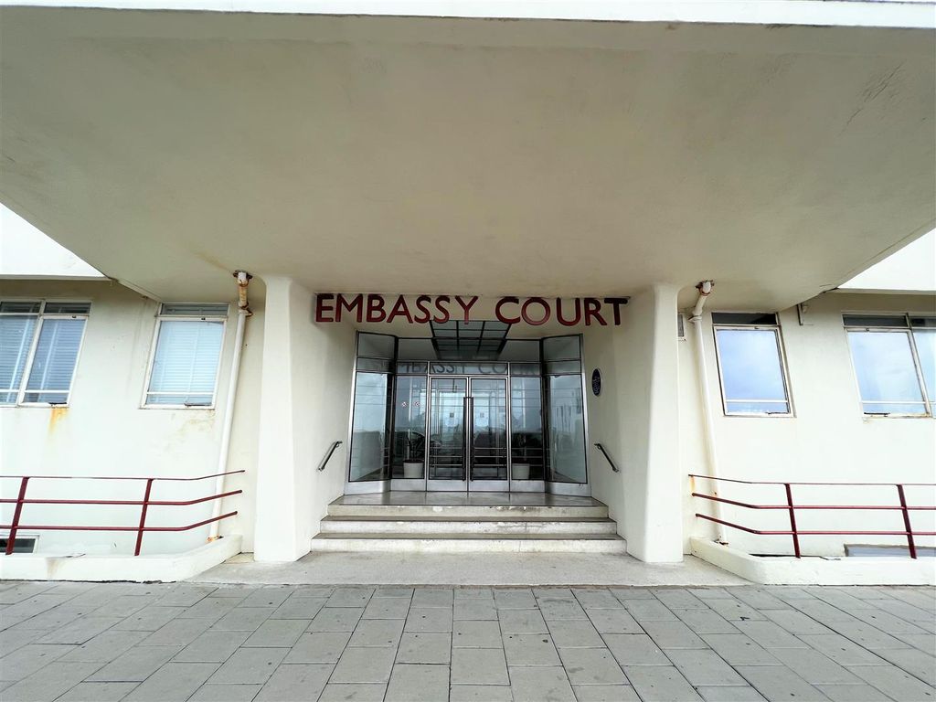 1 bed flat for sale in Embassy Court, Kings Road, Brighton BN1, £260,000