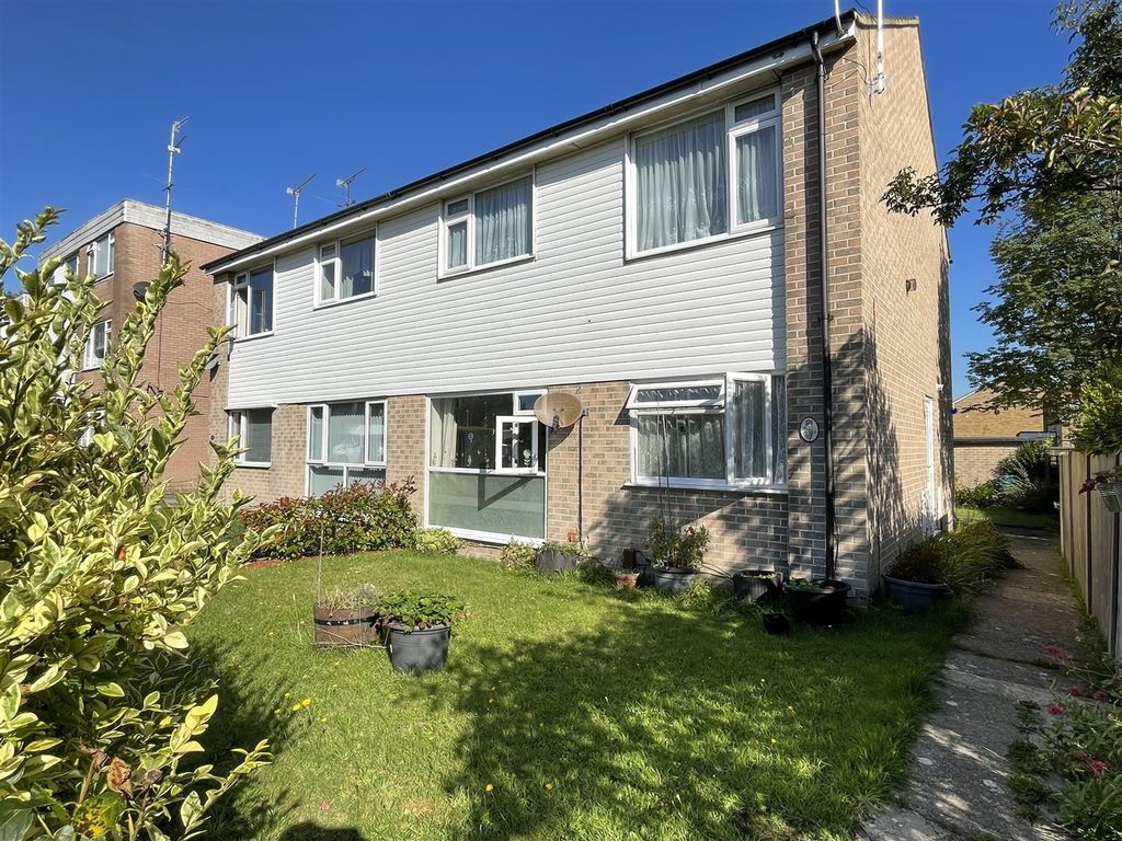 1 bed flat for sale in Freshwater Drive, Hamworthy, Poole BH15, £169,950