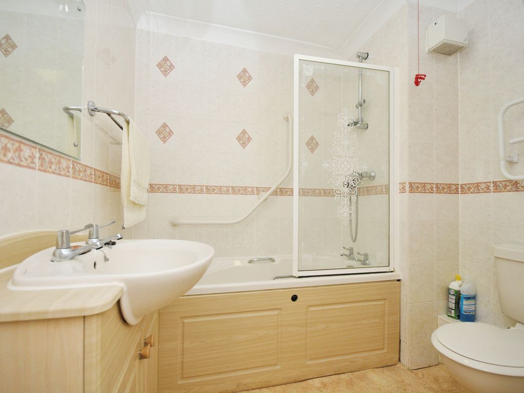 1 bed flat for sale in Culverley Road, London SE6, £120,000