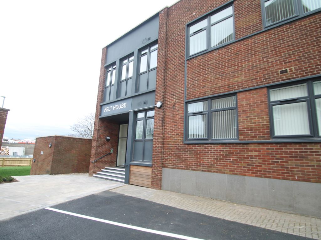 1 bed flat for sale in Laporte Way, Luton LU4, £145,000