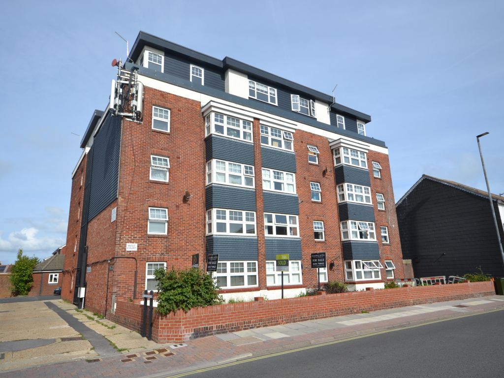 2 bed flat for sale in Highland Road, Southsea PO4, £150,000