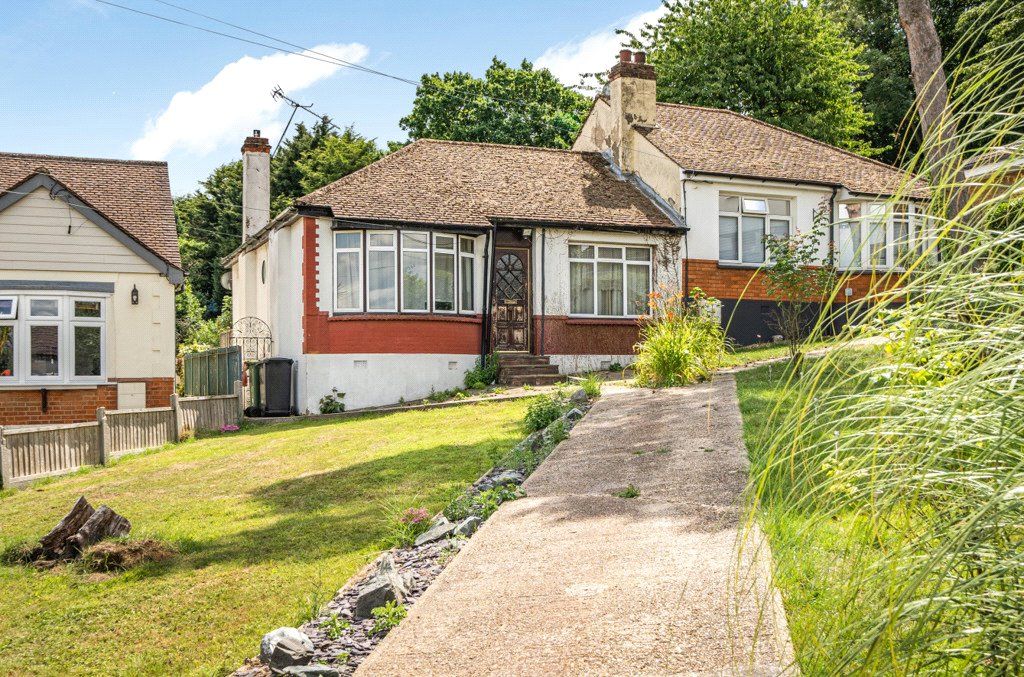 2 bed bungalow for sale in Hillview Road, Rayleigh, Essex SS6, £325,000