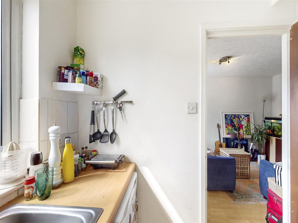 1 bed flat for sale in Astra Apartments, Globe Road, Bethnal Green E2, £300,000