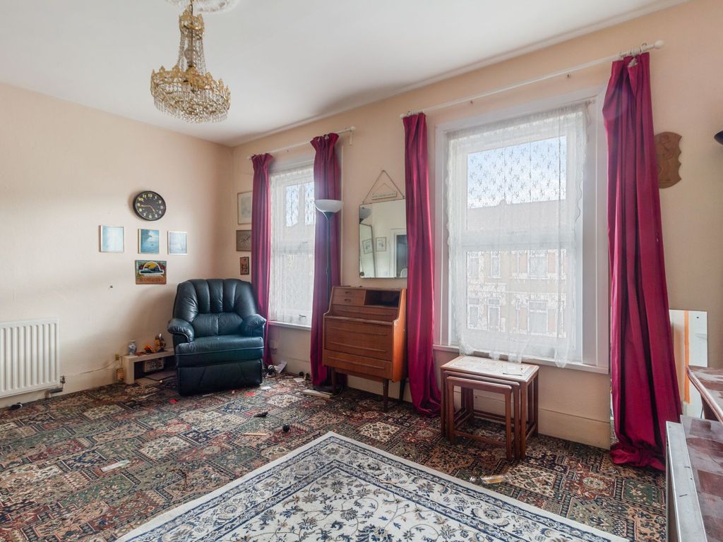 1 bed flat for sale in Sibley Grove, London E12, £175,000