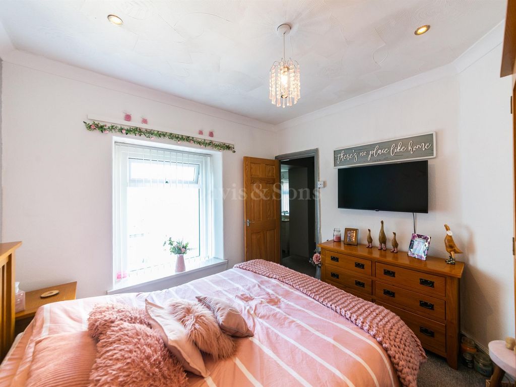 3 bed end terrace house for sale in Chapel Farm Terrace, Cwmcarn, Newport. NP11, £199,000