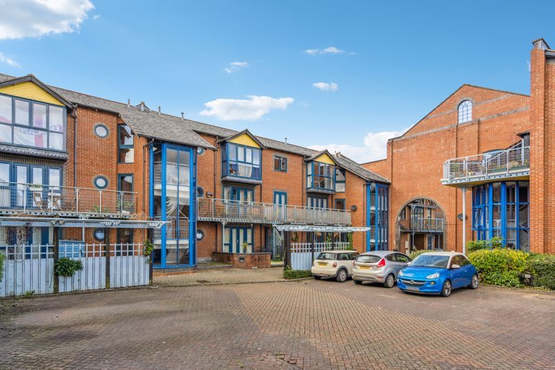 2 bed flat for sale in Alfredston Place, Wantage OX12, £210,000