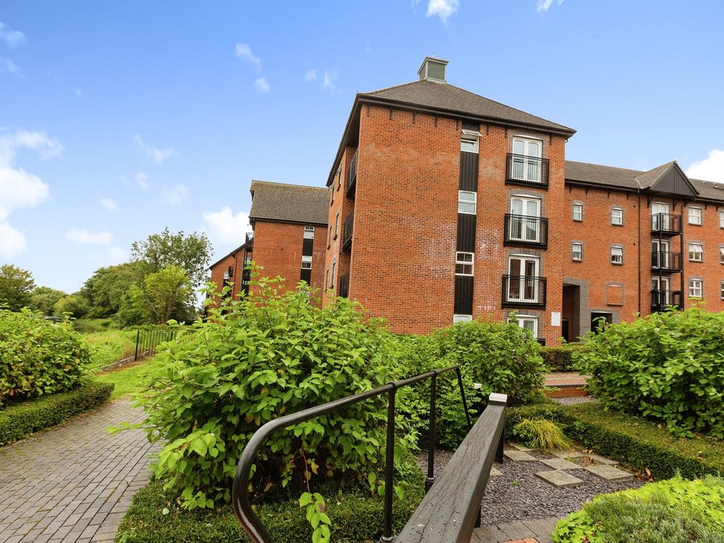 2 bed flat for sale in The Wharf, Leighton Buzzard LU7, £220,000