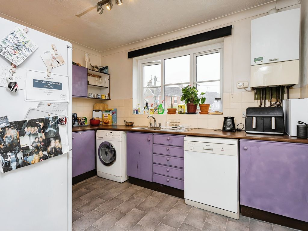 1 bed flat for sale in Haywards Road, Haywards Heath RH16, £190,000