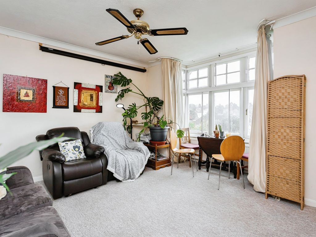 1 bed flat for sale in Haywards Road, Haywards Heath RH16, £190,000