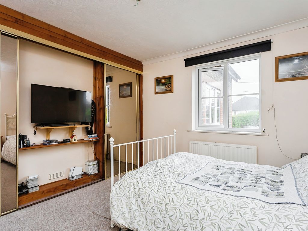 1 bed flat for sale in Haywards Road, Haywards Heath RH16, £190,000