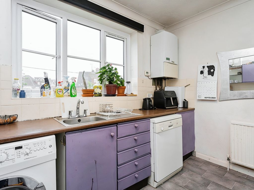 1 bed flat for sale in Haywards Road, Haywards Heath RH16, £190,000