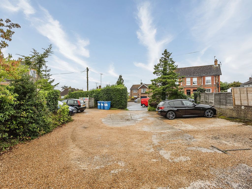 1 bed flat for sale in Haywards Road, Haywards Heath RH16, £190,000