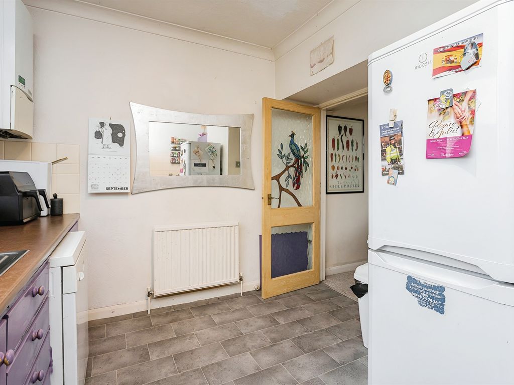 1 bed flat for sale in Haywards Road, Haywards Heath RH16, £190,000