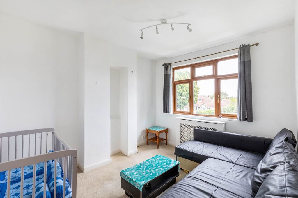 1 bed flat for sale in Cumberland Road, Ashford TW15, £215,000