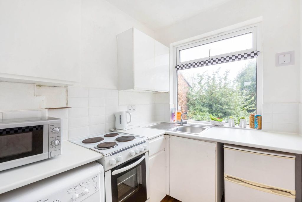 1 bed flat for sale in Cumberland Road, Ashford TW15, £215,000