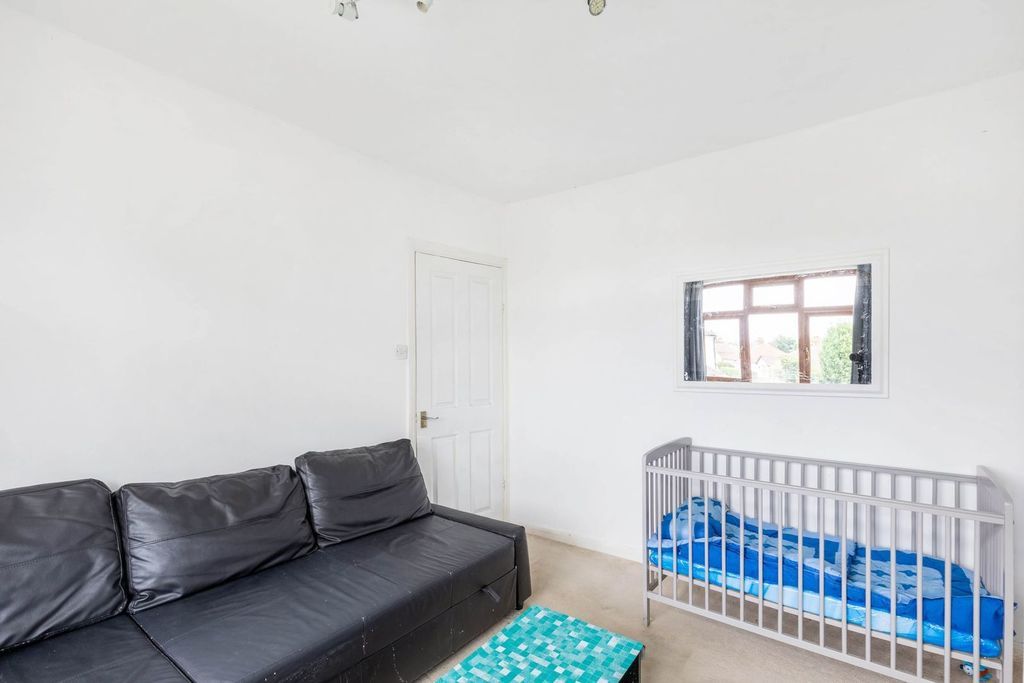 1 bed flat for sale in Cumberland Road, Ashford TW15, £215,000