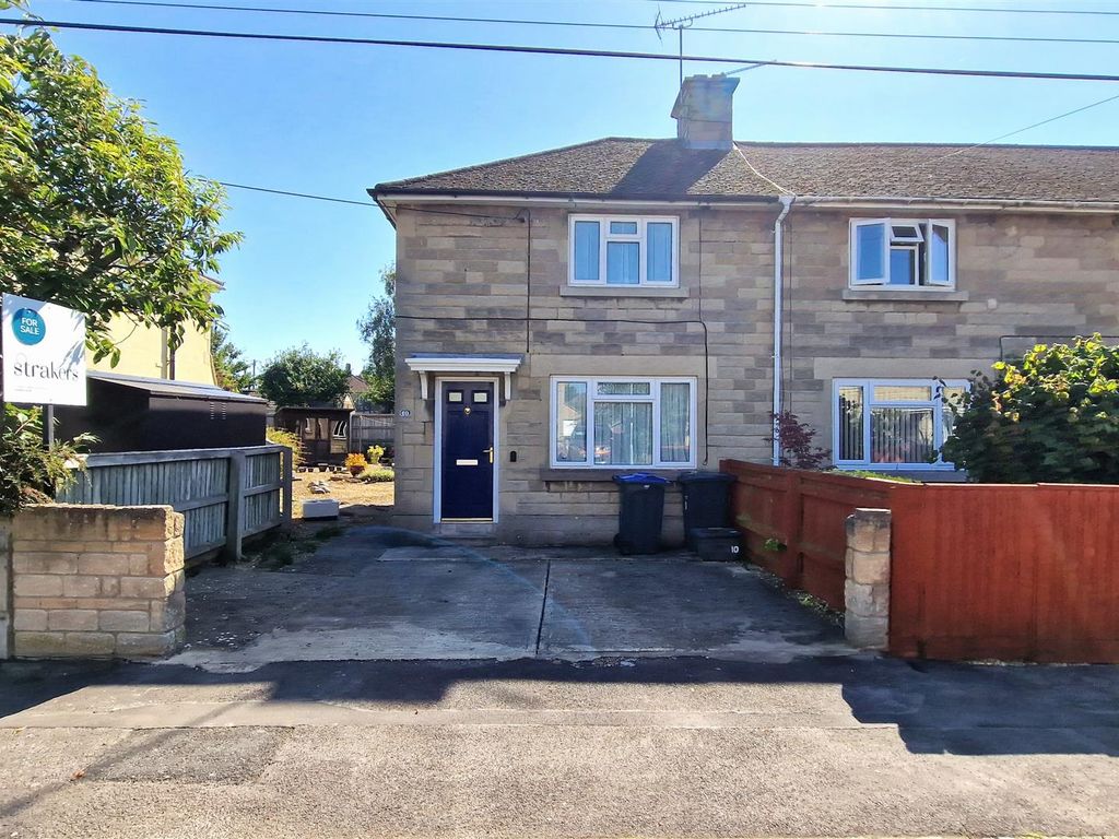 2 bed end terrace house for sale in Dover Street, Chippenham SN14, £210,000