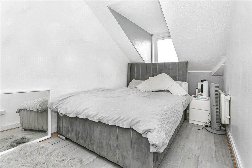 2 bed flat for sale in Brigstock Road, Thornton Heath CR7, £110,000