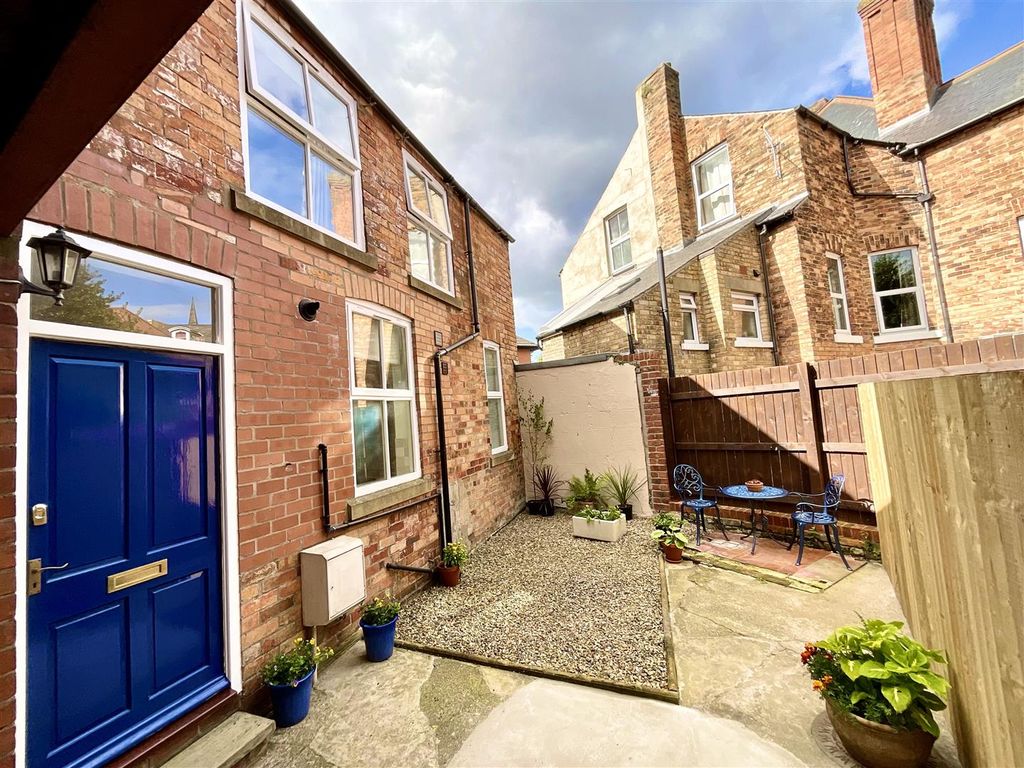 3 bed property for sale in Royal Crescent Lane, Scarborough YO11, £150,000