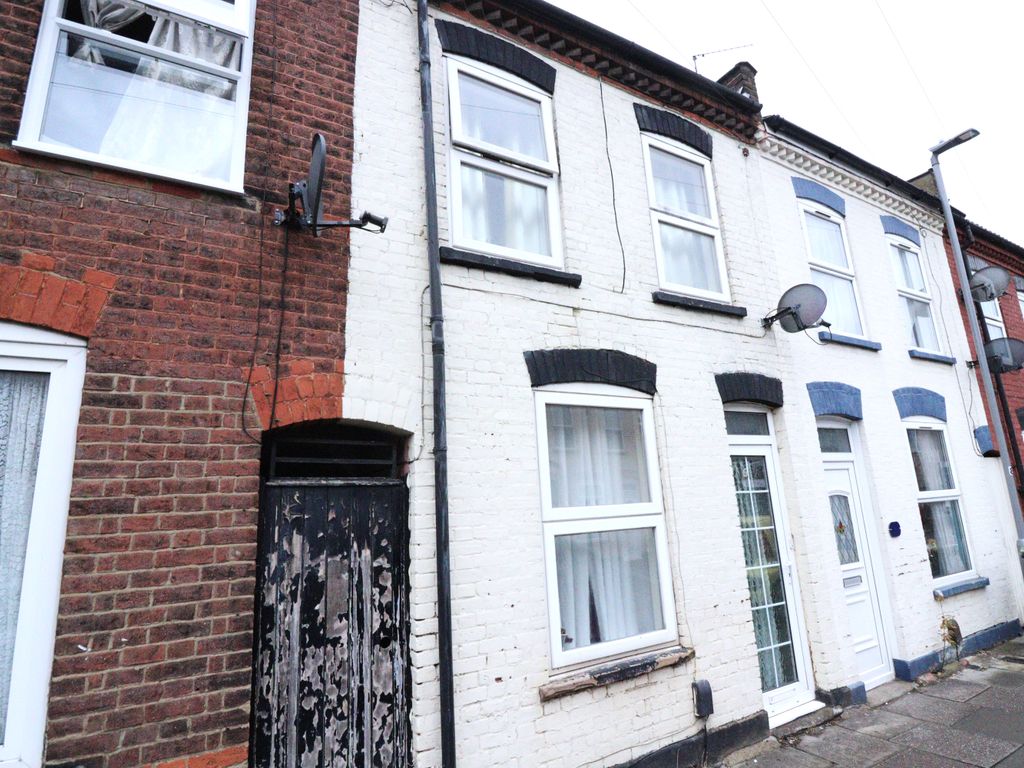 2 bed terraced house for sale in Hampton Road, Luton LU4, £230,000