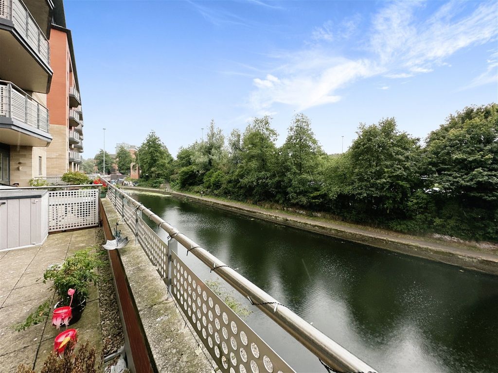 2 bed flat for sale in Bath Lane, Leicester LE3, £160,000