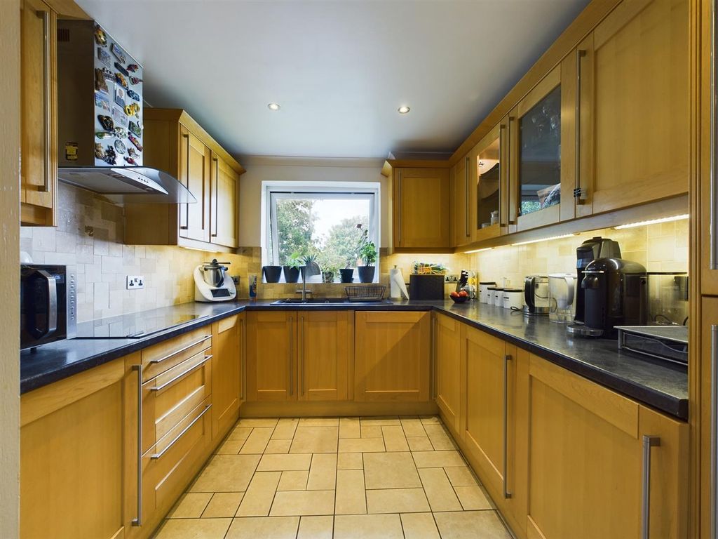 2 bed flat for sale in Burghfield Road, Reading RG30, £225,000