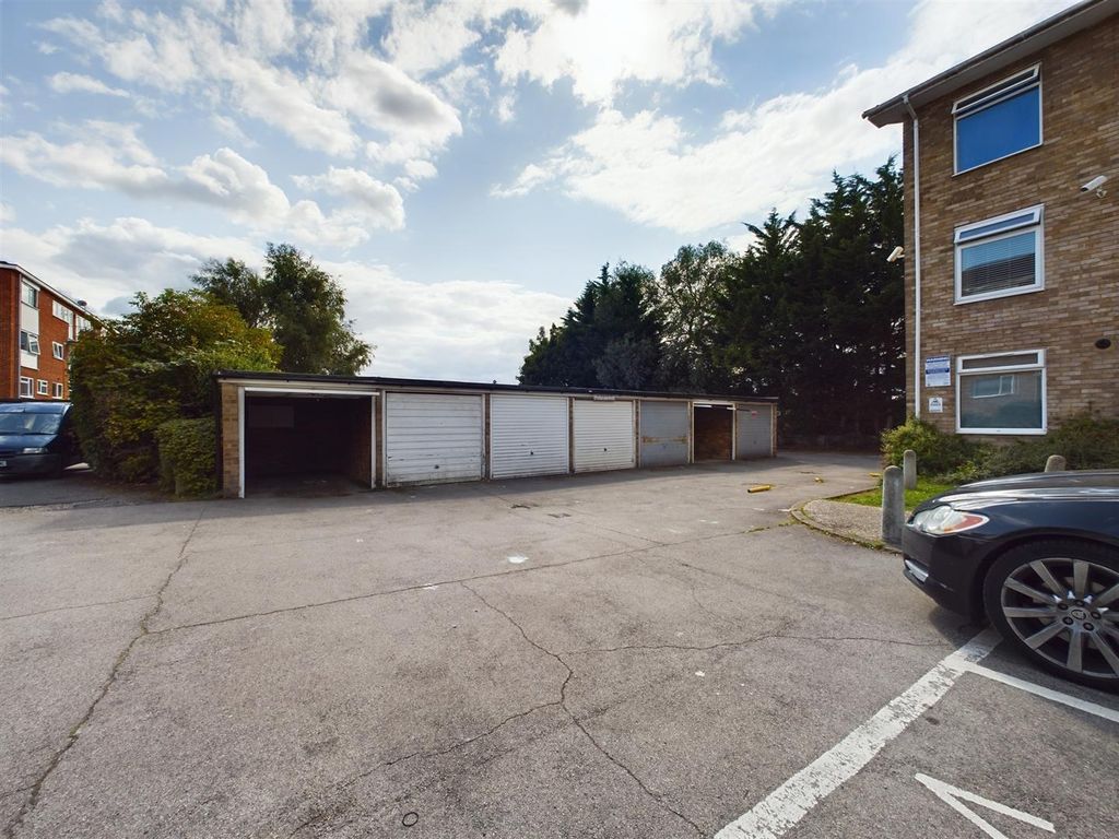 2 bed flat for sale in Burghfield Road, Reading RG30, £225,000
