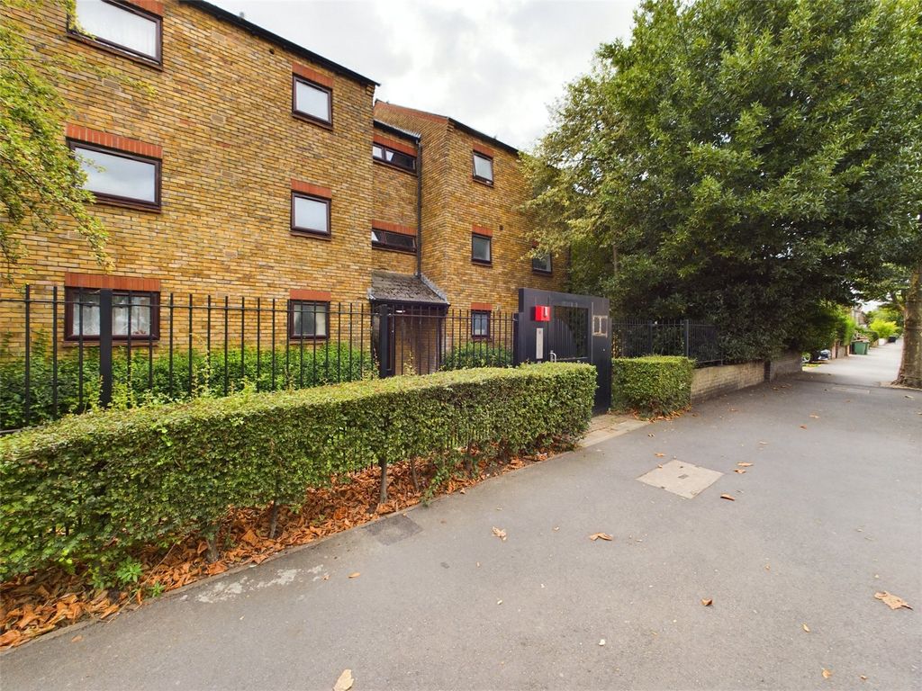 1 bed flat for sale in Earlham Grove, Forest Gate, London E7, £250,000