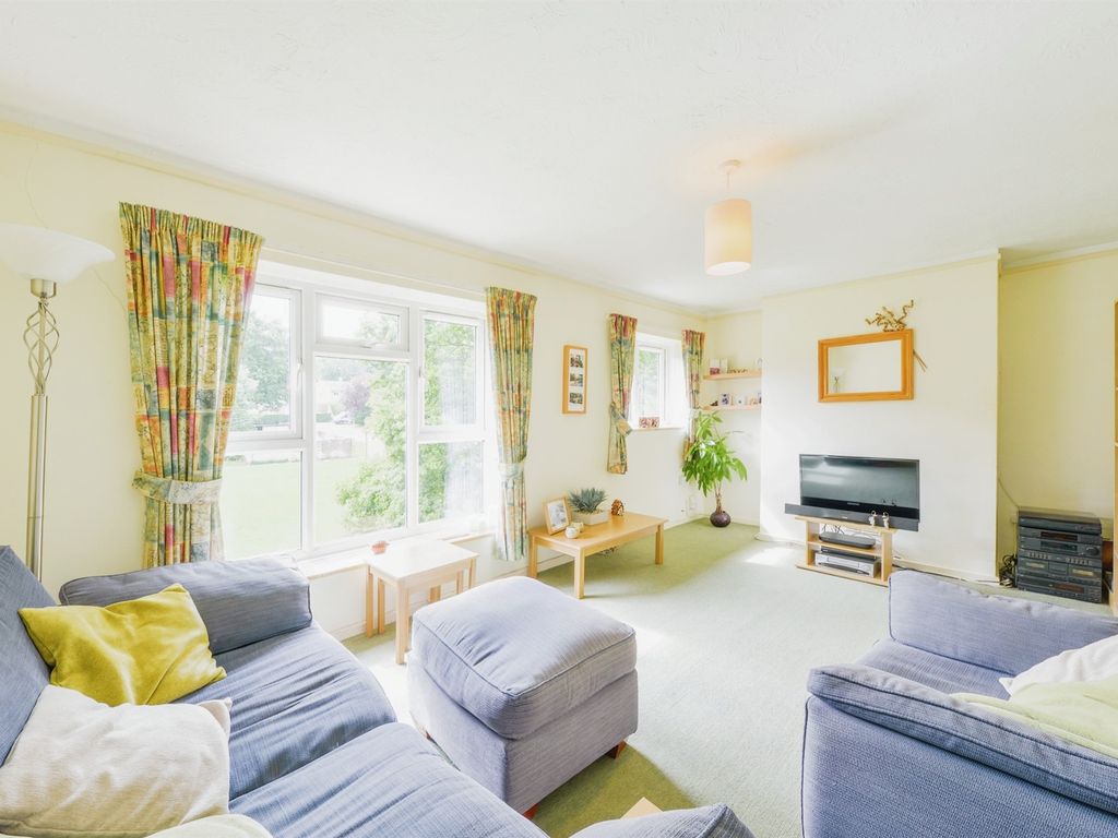 2 bed flat for sale in Haymeads, Welwyn Garden City AL8, £230,000