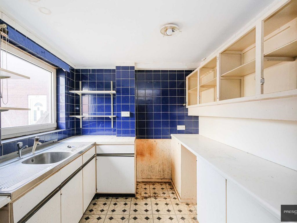 3 bed flat for sale in Tamar Square, Woodford Green IG8, £295,000