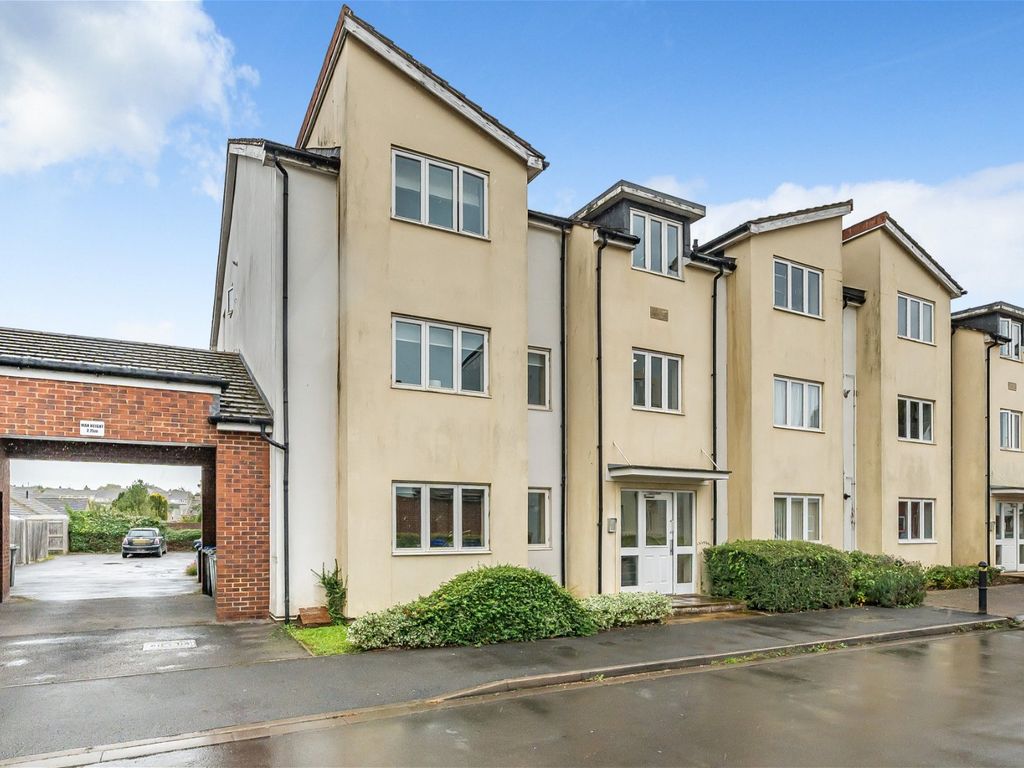 2 bed flat for sale in Market Mead, Chippenham SN15, £155,000