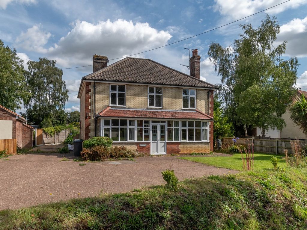 4 bed detached house for sale in Wells Road, Fakenham NR21, £335,000