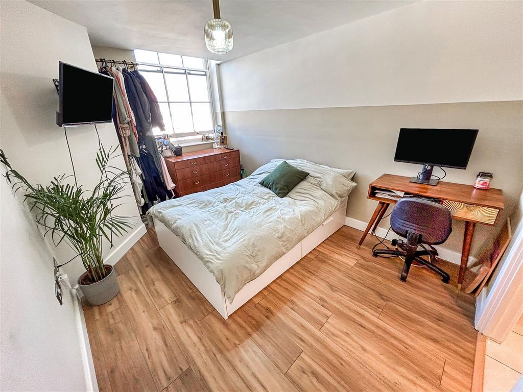 2 bed flat for sale in Bedford Street, Leamington Spa CV32, £200,000