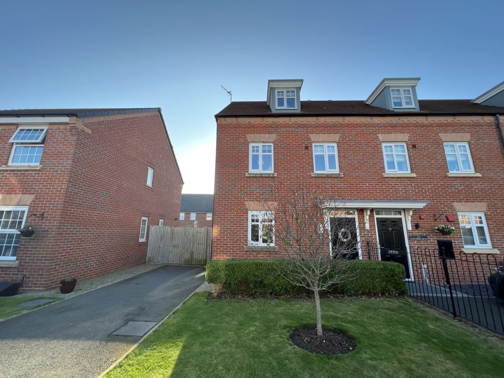 3 bed town house for sale in Hawthorn Drive, Thornton FY5, £189,950