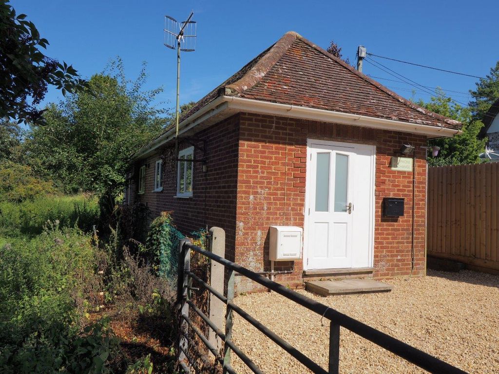 1 bed cottage for sale in Main Road, Winterbourne Dauntsey, Salisbury SP4, £195,000