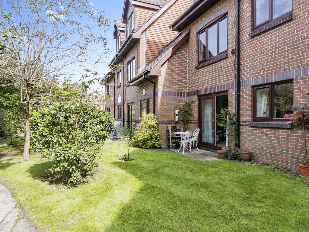 1 bed flat for sale in Vallis Close, Poole BH15, £110,000