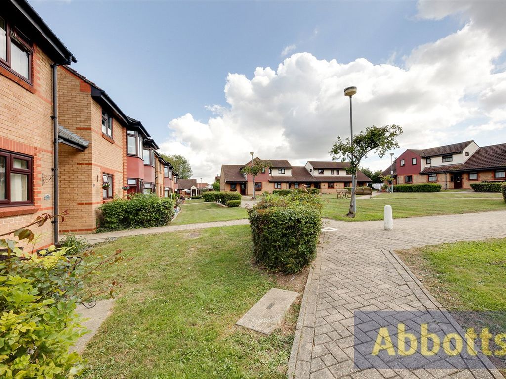 2 bed flat for sale in Brackendale Court, Basildon, Essex SS13, £200,000