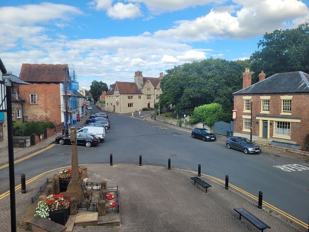 1 bed flat for sale in High Street, Alcester B50, £179,950