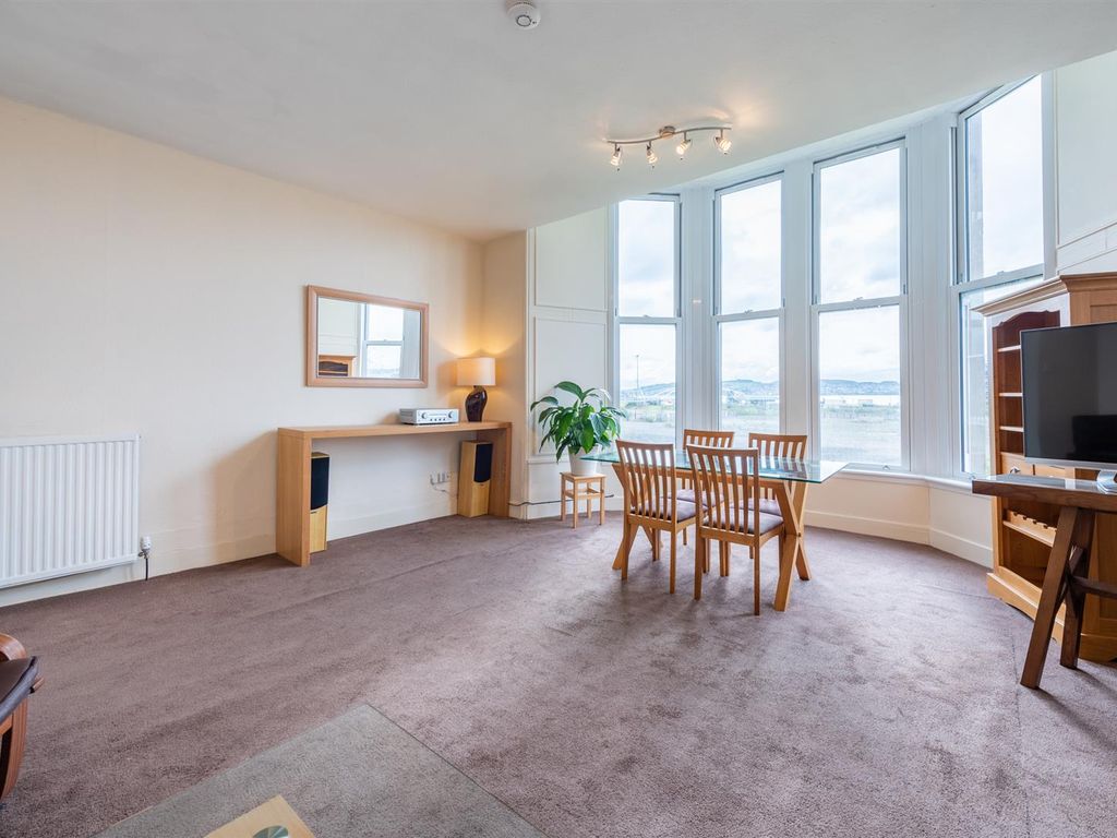 2 bed flat for sale in Roseangle, Dundee DD1, £180,000