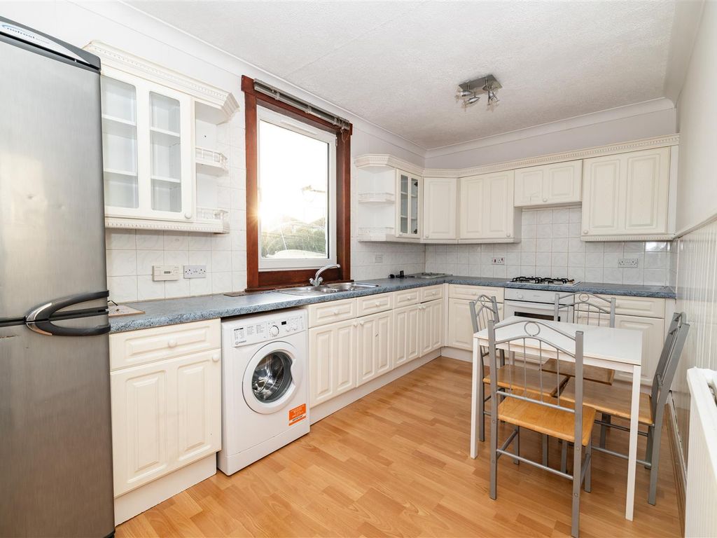 3 bed flat for sale in Mains Drive, Dundee DD4, £120,000