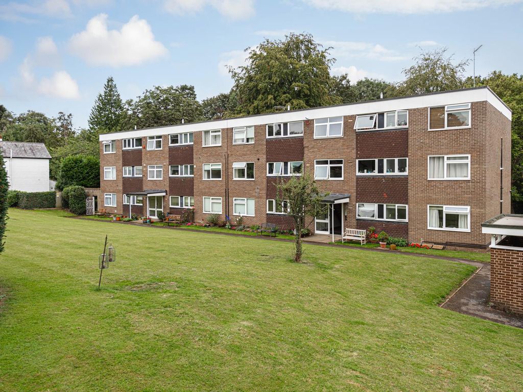 2 bed flat for sale in Downs Hill Road, Epsom KT18, £320,000