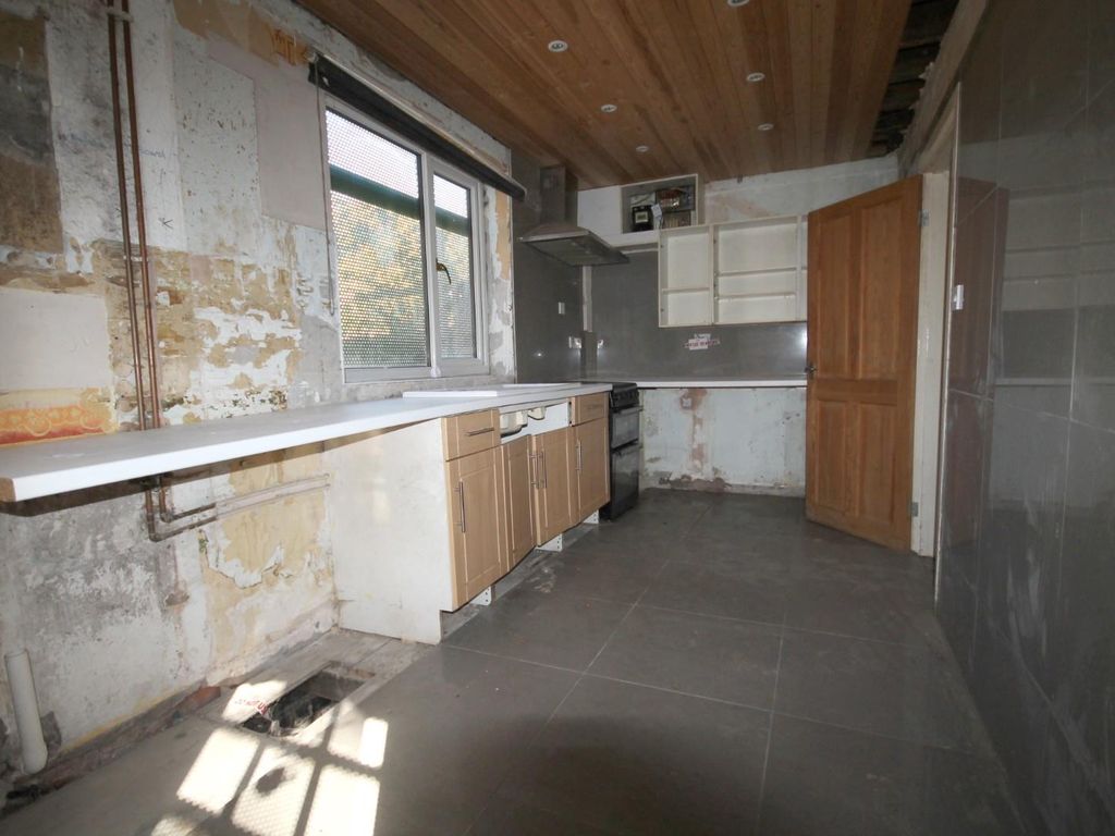 3 bed end terrace house for sale in Middleham Avenue, York YO31, £175,000