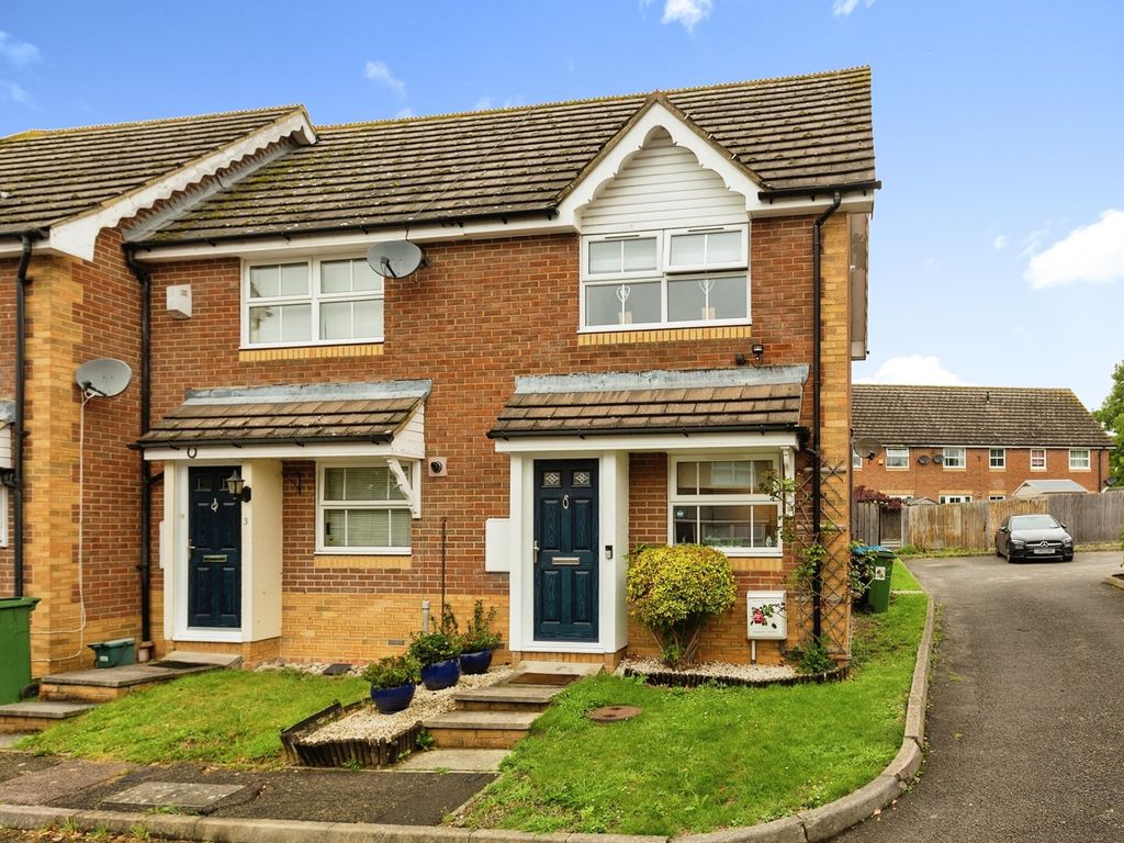 2 bed end terrace house for sale in Simmons Court, Deerhurst, Aylesbury HP21, £290,000