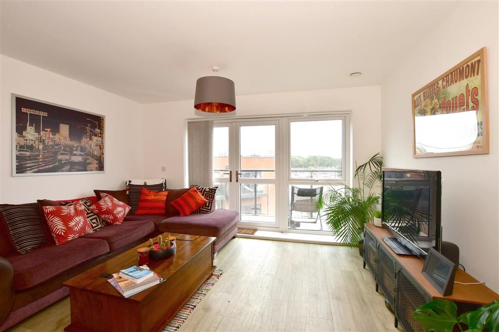 1 bed flat for sale in West Green Drive, West Green, Crawley, West Sussex RH11, £225,000