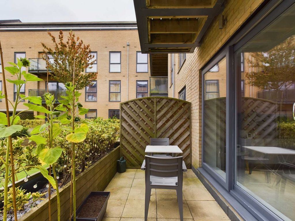 2 bed flat for sale in The Embankment, Nash Mills Wharf HP3, £300,000